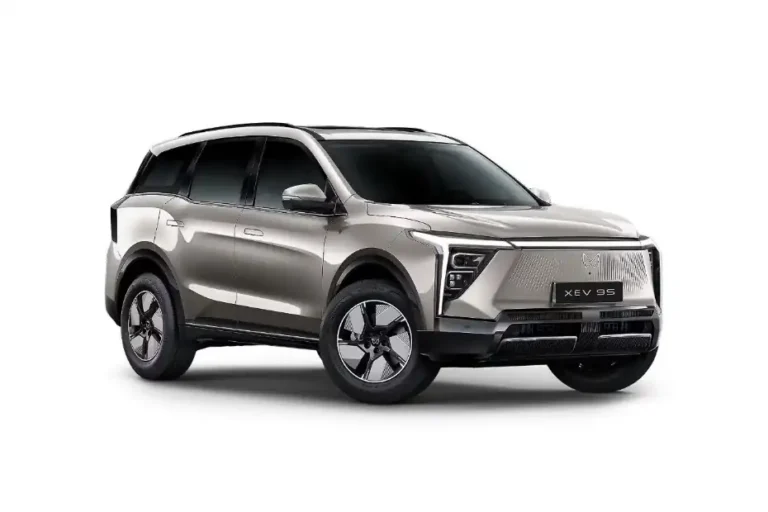 2025 Mahindra XEV 9S front view